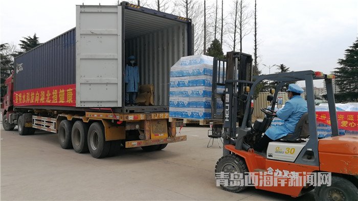首批包裝直飲水裝車發(fā)運(yùn)。孫啟攝.jpg