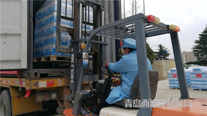 首批包裝直飲水裝車發(fā)運(yùn)。孫啟攝4.jpg