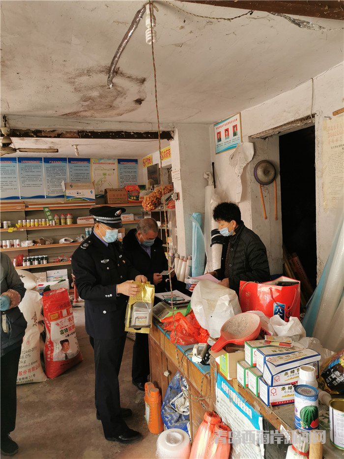 圖1為西海岸新區(qū)農(nóng)業(yè)綜合行政執(zhí)法大隊執(zhí)法人員在辛安街道農(nóng)藥店檢查。.jpg