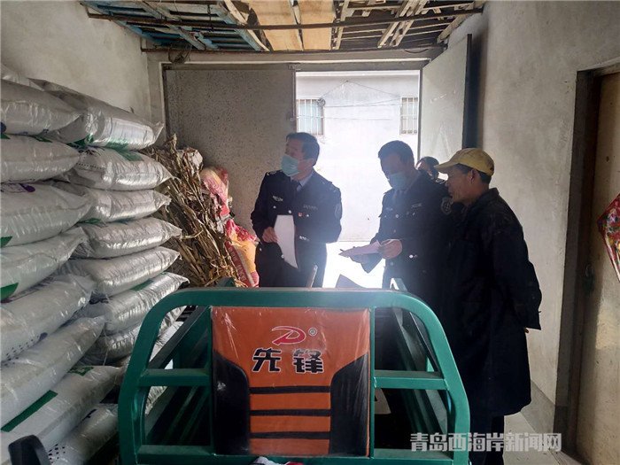 圖為西海岸新區(qū)農(nóng)業(yè)綜合行政執(zhí)法大隊執(zhí)法隊員在檢查肥料經(jīng)營情況。.jpg